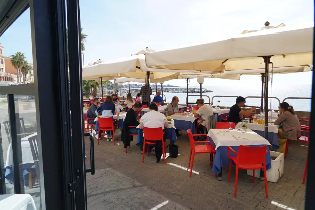 Tavoli sul mare