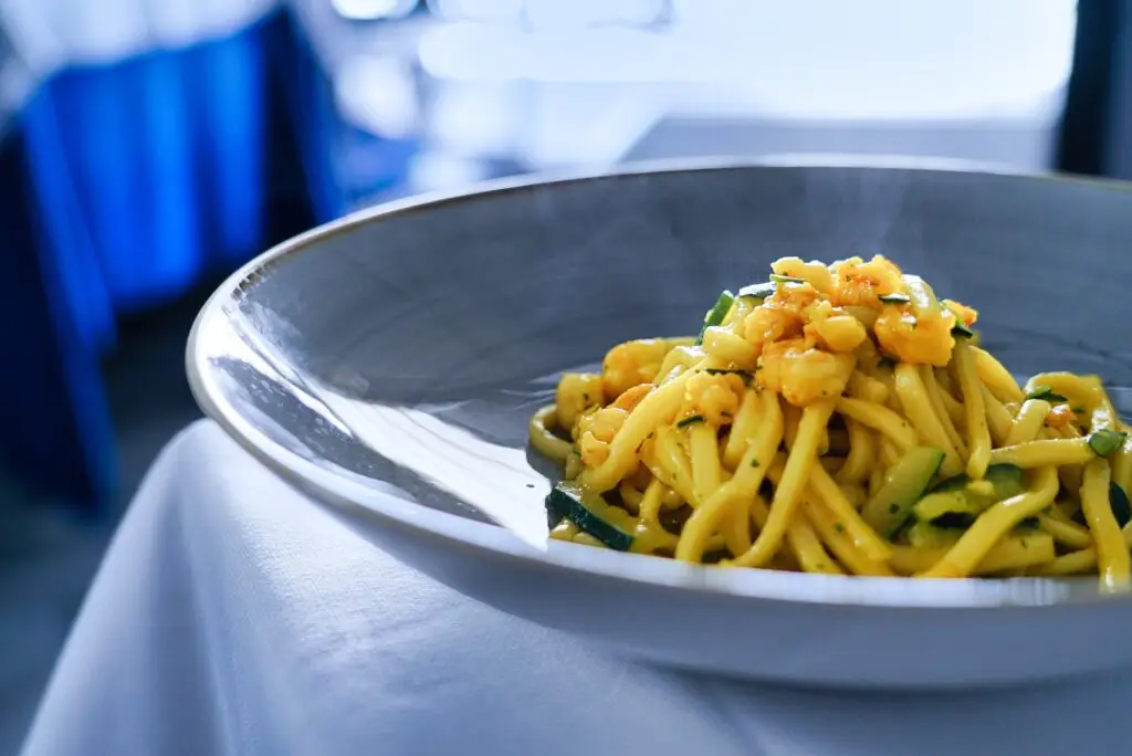 Ristorante Il Delfino a Civitavecchia. Pici fatti in casa con mazzancolle, zafferano e zucchine